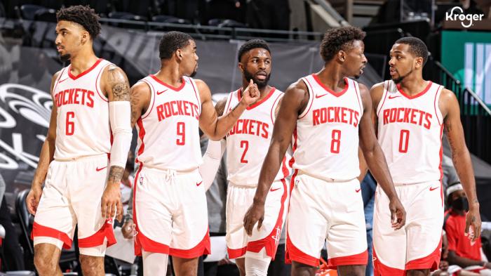 耻辱15连败！火箭残阵尽力了，替补席空荡荡一幕太扎心：够躺着睡觉了