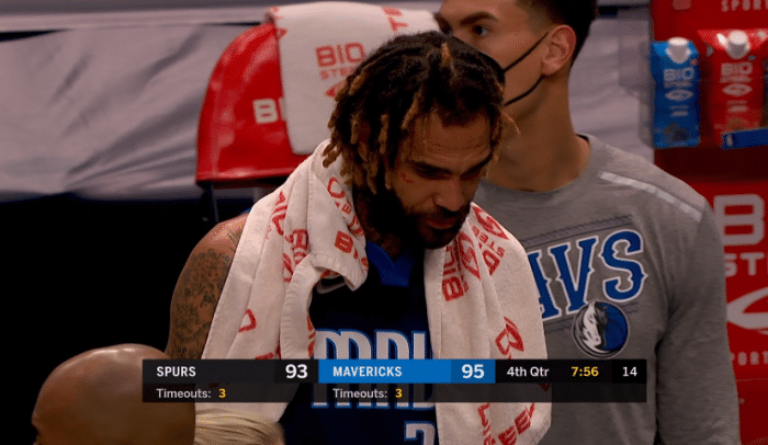 真脏！考神小弟故意推人险弄伤两人，被吹一级恶犯，波波维奇仍抱怨裁判