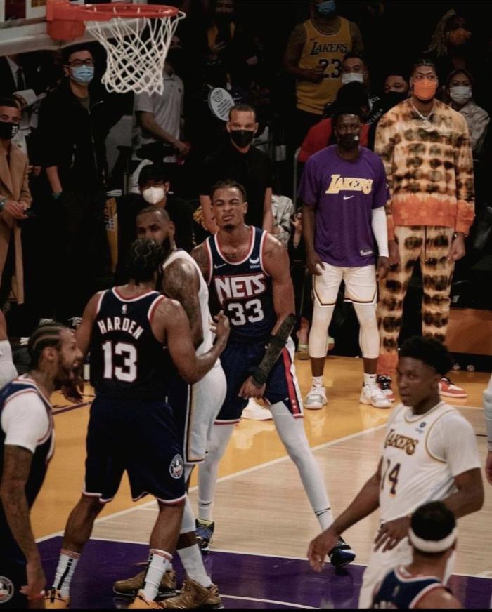 詹皇遭隔扣后续！美媒晒现场照：老詹哈登对视，篮网新星庆祝表情太狠