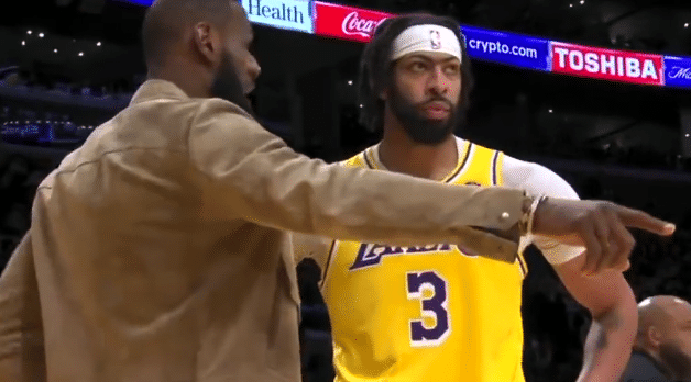 转折点！詹姆斯现场指导进攻，浓眉先抑后扬，湖人打破魔咒