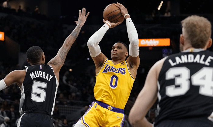 10战8负！单核威少14投仅得17分，连丢关键球，詹皇脸色铁青