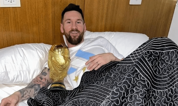 辟谣！网传花30万梅西会敬酒合影，太无厘头，官方幽默回应