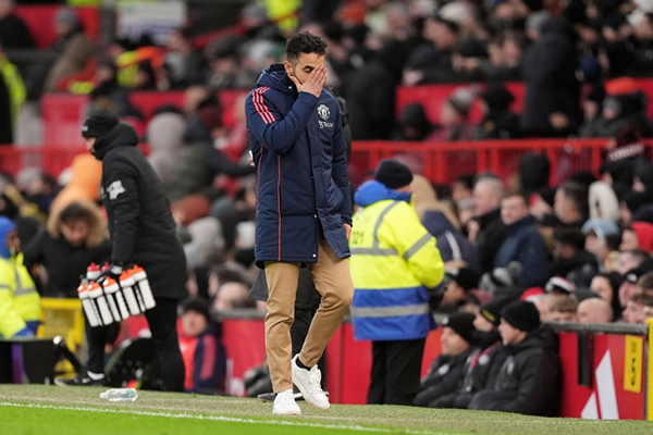 曼联深陷泥沼：近35年最差开局，5大耻辱纪录加身，球迷怒而退场