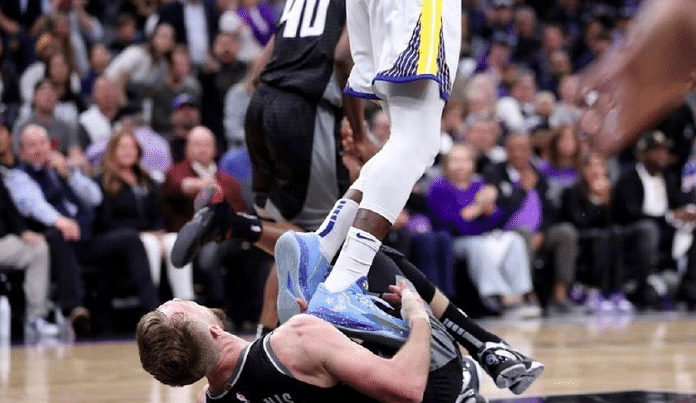 高下立判！浓眉倒地小贾伦未踩踏，球迷吐槽：追梦格林被打脸