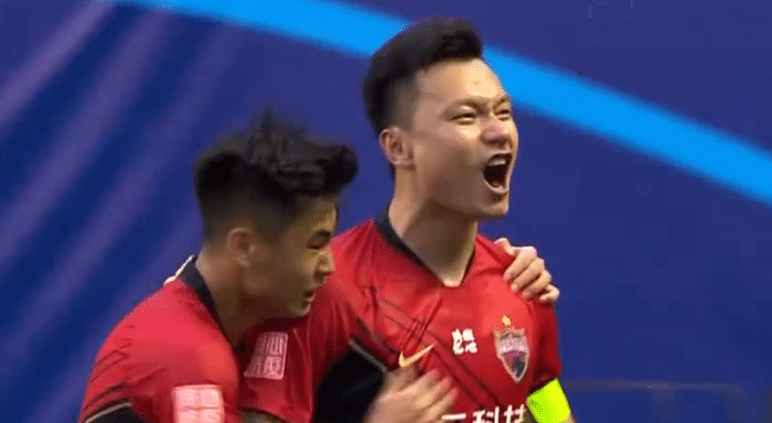 已通过认证！21岁天才即将“转会”国足，李铁早想招他：接班郑智