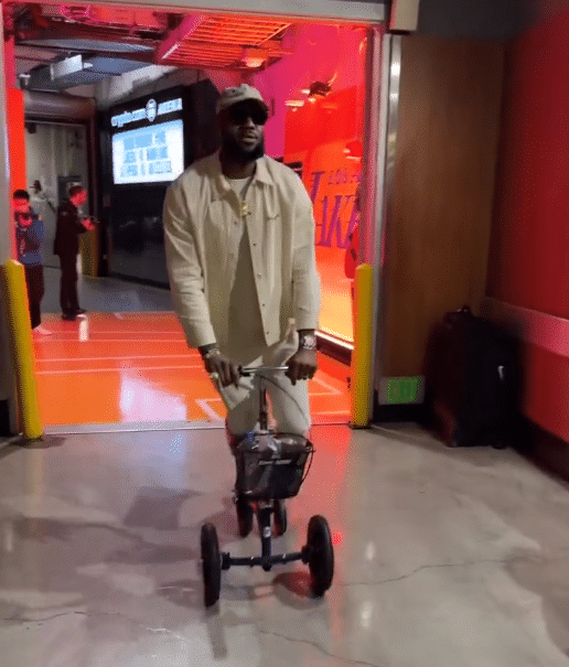 詹姆斯仍跪在三轮上行走：分享对决乔丹梦境 湖勇首发出炉库里复出