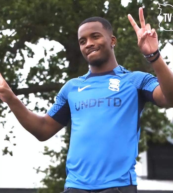 曼联官宣75万出售青训铁闸！滕哈格仅剩6660万资金，买不起新中锋