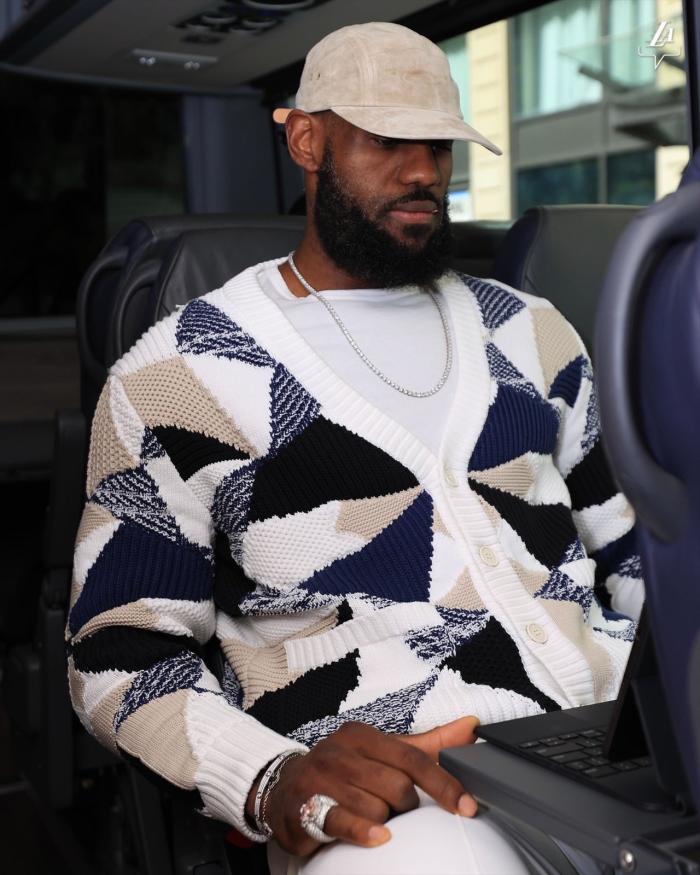 湖人乘坐大巴抵达球馆！詹眉领衔力争2-0 汤爹：晋级一队有望夺冠