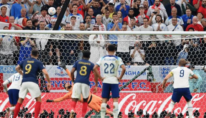 轮回！贝克汉姆祈祷，英格兰压哨任意球踢飞，凯恩丢点后哭泣