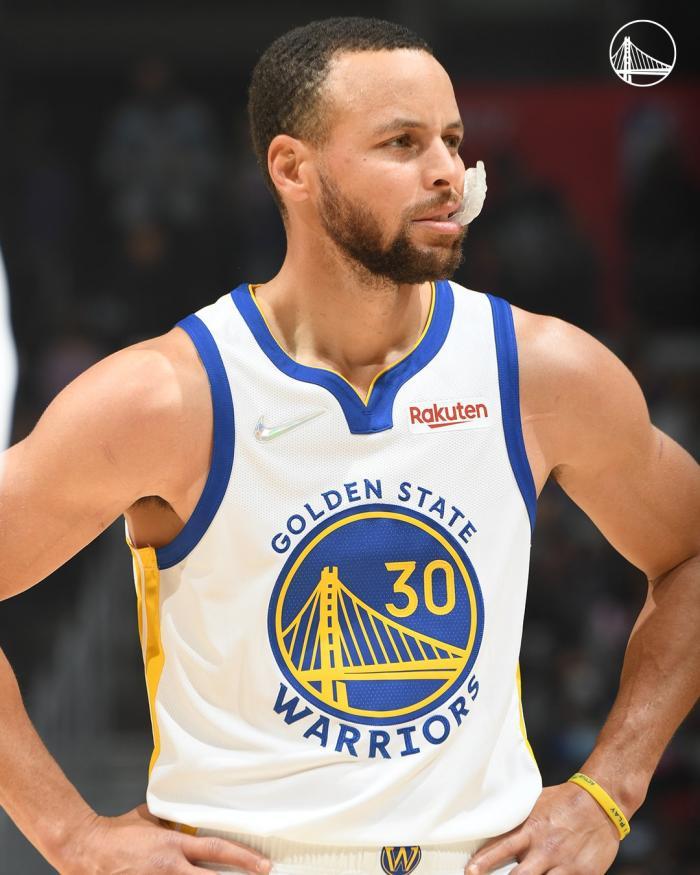 库里5记三分复仇掘金，34+9创多项纪录！单节18分疯狂庆祝