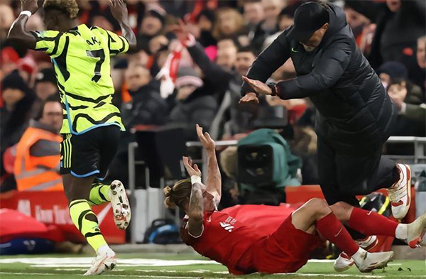 利物浦又1人重伤送医！阿森纳1.2亿红星道歉：没故意撞飞他+克洛普