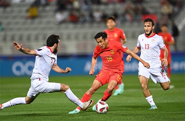 下场又是生死战！国足该变阵了：撤下武磊等5人，3奇兵或能稳住中场