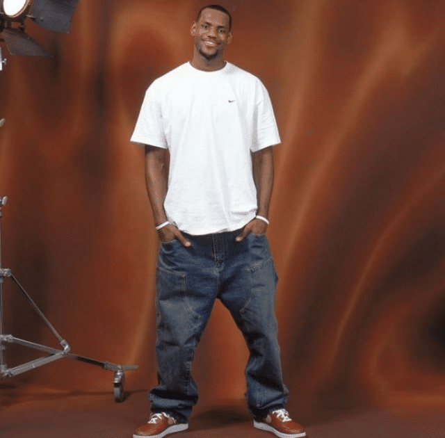 来看一下詹姆斯科比嘻哈风打扮，本来身高2米，显得只有1米6