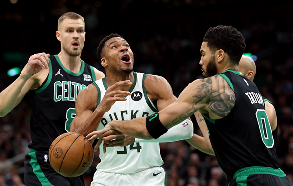 绿军三巨头70分力克雄鹿：塔图姆制胜罚球 字母20中7利拉德尽力