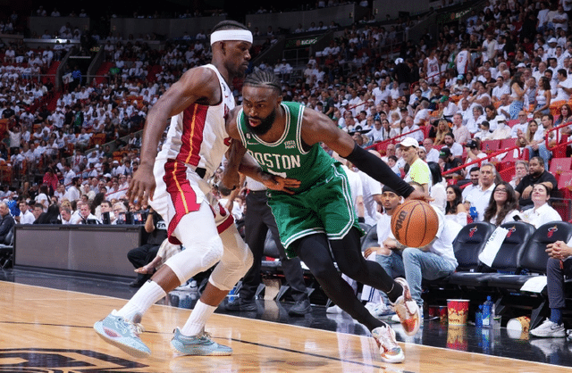 NBA史诗一战！17冠王迎2大利好，77年魔咒或终结，超巨展示决心