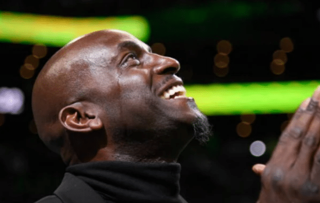 加内特5号正式退役！KG流泪+三巨头深情拥抱，希望下一个轮到阿伦