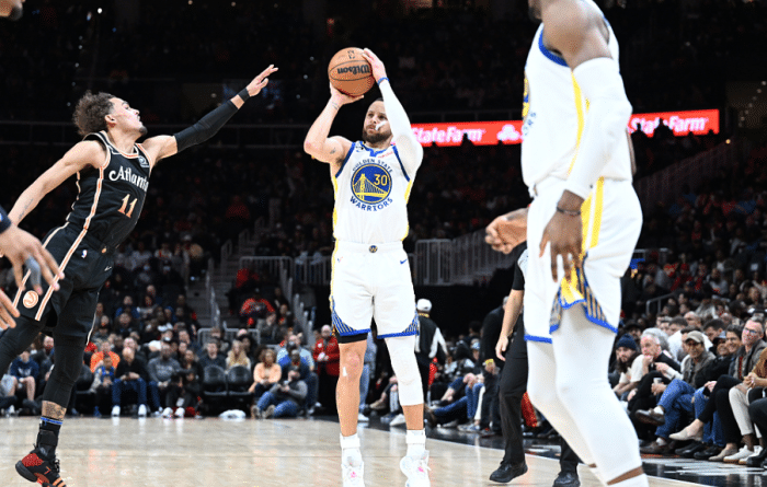 勇士客场10连败创耻辱纪录：库里31分犯致命错误 格林豪言遭打脸