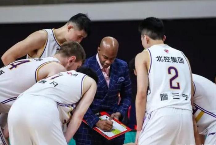 CBA又一网红主帅下课！靠3外援创队史最佳，本人早已飞回美国