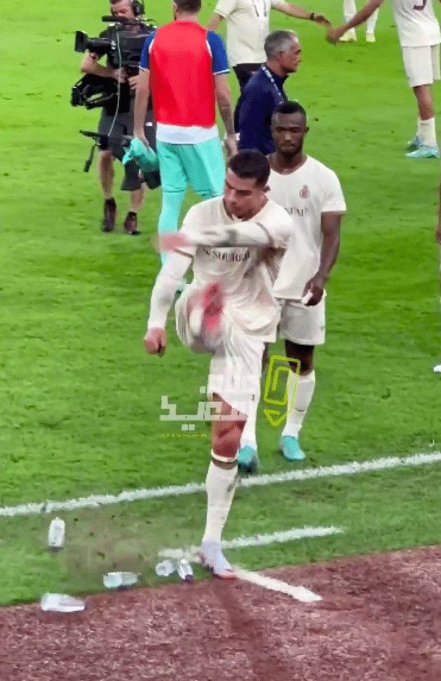 C罗输球后失态怒踢水瓶！遭喊“梅西”羞辱，对手官方挑衅：他在哪？