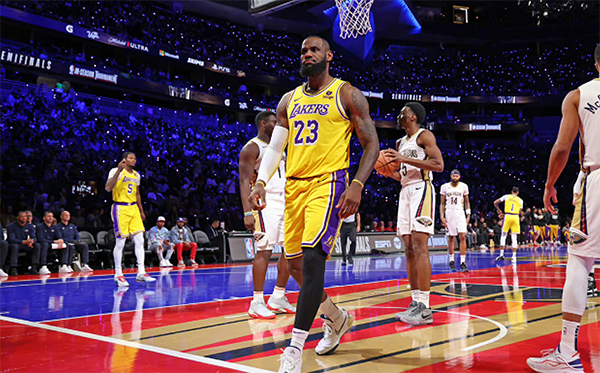 湖人半场领先鹈鹕13分，詹姆斯21分，点燃替补席