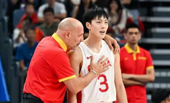 郑薇为胡明轩出头，阿不都妹妹被网暴，朱芳雨称没资格喝早酒