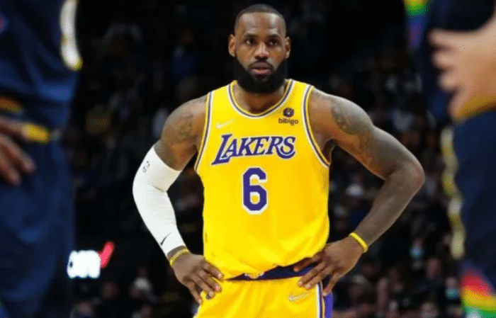 美记列出3个交易方案，詹皇和湖人走到岔路口，队内影响超科比