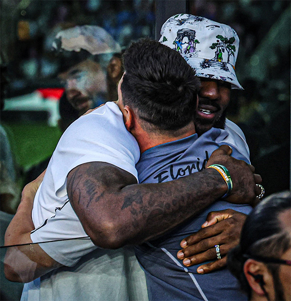 詹姆斯拥抱梅西动态太火爆：点赞突破500万 梅西回应谢谢你兄弟