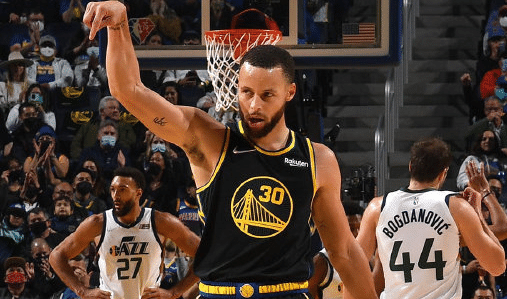 库里三分创尴尬纪录，此消彼长！压哨防守奥尼尔成功，振臂欢呼