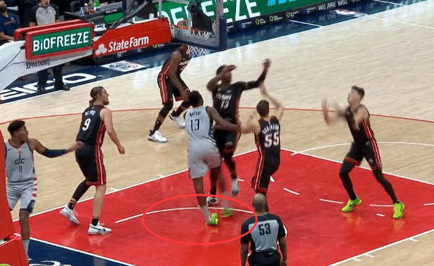 90度崴脚+膝盖受伤！24岁悍将遭遇重伤，倒地不起表情十分痛苦