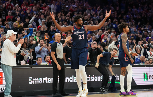 76人更衣室狂欢曝光：恩比德70+18浑身被浇透 超神一战狂刷纪录