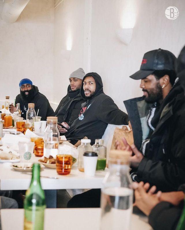 篮网圣城团建一幕曝光！米尔斯请全队吃饭：欧文哈登笑容满面