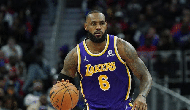 詹姆斯被揭闭眼罚球秀操作，想学乔丹？结果差点三不沾遭众人嘲讽