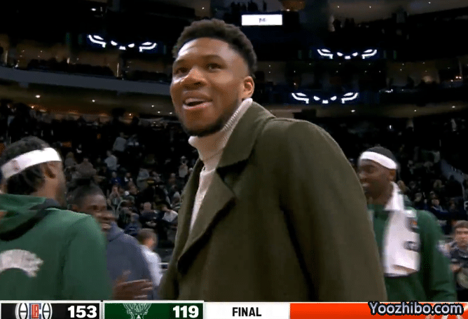 雄鹿惨败字母笑着离场！考文顿43+11三分创纪录，被疯狂浇水庆祝