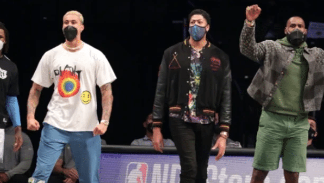 按捺不住！詹姆斯场边运球渴望复出，与“端水大爷”浓眉哥探讨