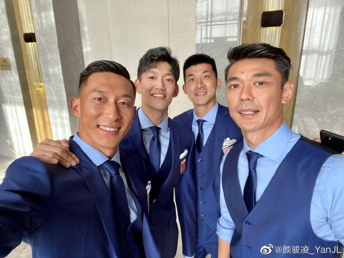 谁最帅? 颜骏凌晒与国家队队友亲密合影