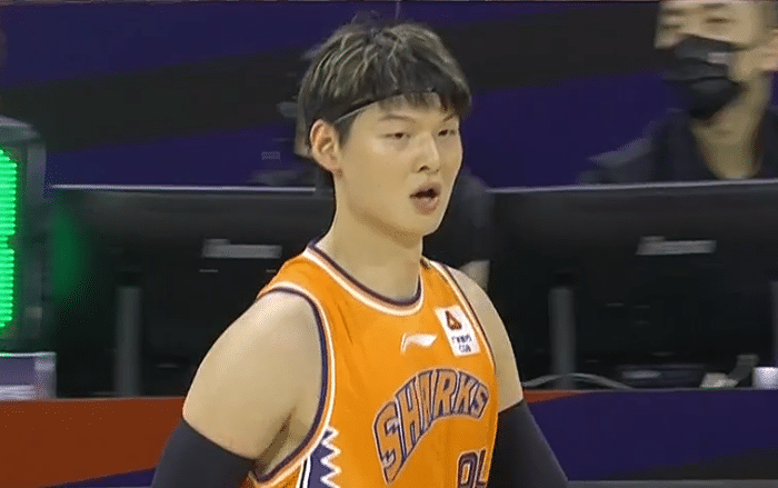 富兰克林连飙三分！任骏威17分钟6犯，沈梓捷向贺希宁竖大拇指