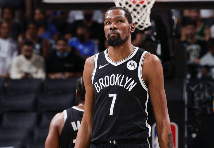 杜兰特7号正式易主：篮网新援手持7号笑着亮相 菜鸟为他改穿0号