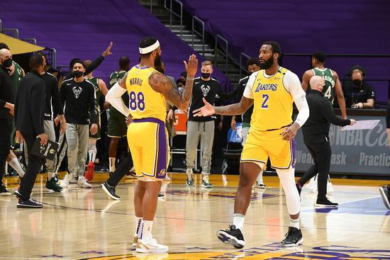 14分钟4+1！庄神赛后却淡定自夸？湖人替补中锋第三次拒绝采访