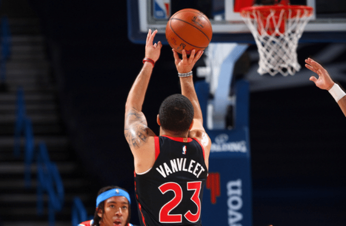 14战13败！昔日总冠军彻底崩盘：篮板狂输29个，全队绝望离场