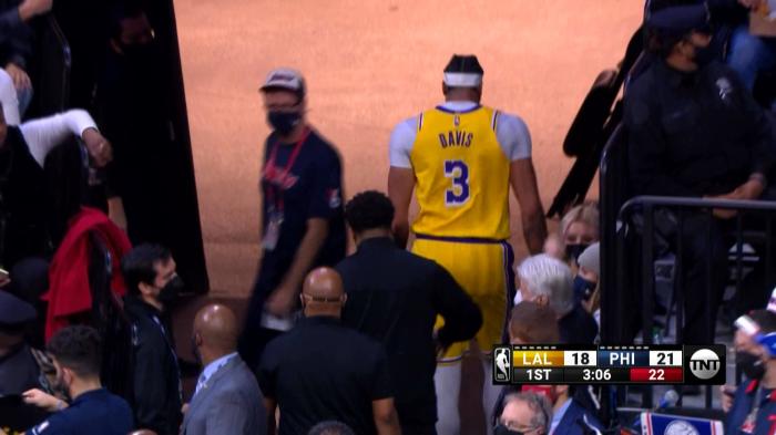 浓眉手腕受伤离场，湖人太不幸！绑上绷带坐回替补席，中场再次评估