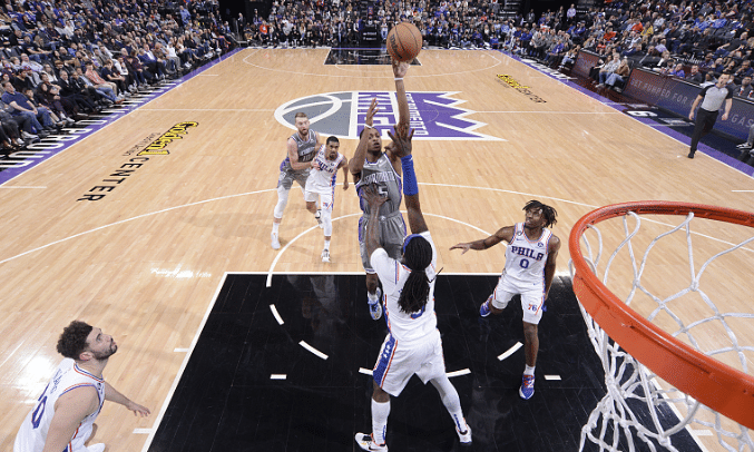 哈登恩比德缺席！国王连胜终结，赛后转播太扎心，修改赢球口号