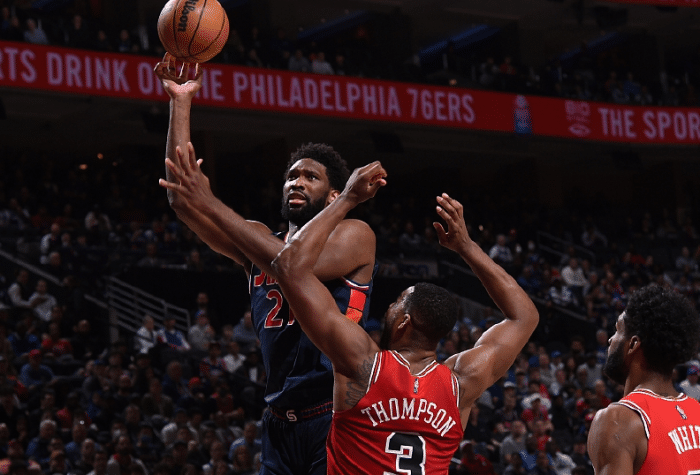 恩比德统治内线创纪录43+14！仰天怒吼庆祝联手哈登堪称绝配