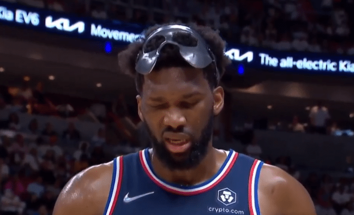 35分惨败仍咧嘴大笑！恩比德半场6分遭狠批，受伤面部被砸太痛苦