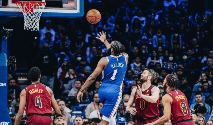 刷爆纪录！哈登导演大逆转，76人新三巨头创历史，老里弗斯盛赞