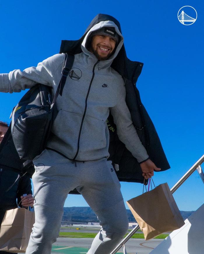 勇士正式开启5连客！库里咧嘴大笑，名记预测他在麦迪逊花园破纪录