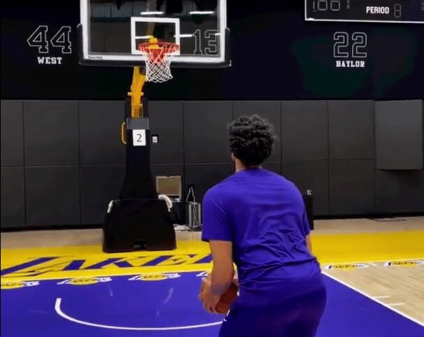 浓眉现身湖人球馆苦练！每天凌晨4点50开工，训练师：要罚中400球