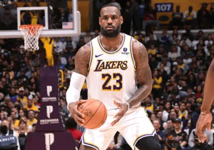 詹皇28+5+5主动犯规下场：多次暴扣大秀后空翻 手臂被划出三道血口