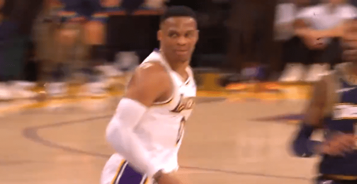 威少隔扣考辛斯引热议！詹皇起立庆祝+湖人官方盛赞