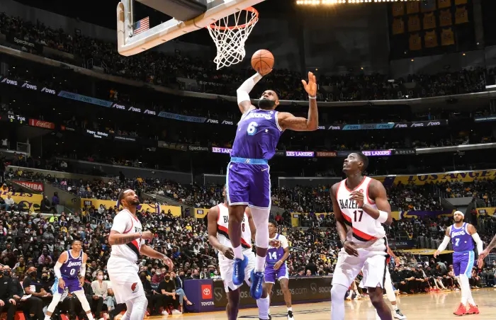 泼冷水！苏群谈湖人33分大胜：冷静点，赢开拓者和火箭才避免8连败！