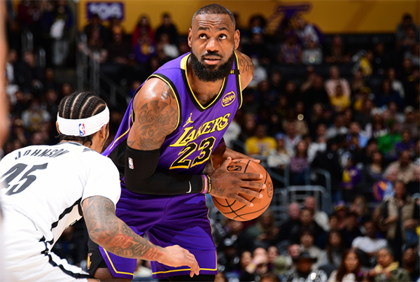 詹姆斯超乔丹创历史第一，打头未哨争议引发热议